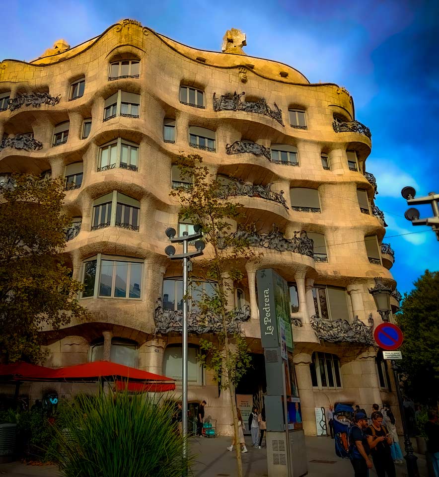 Discover Gaudí’s Casa Milà and other masterpiece with an Art History Expert - Private Barcelona Tour